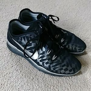 Tennis shoes